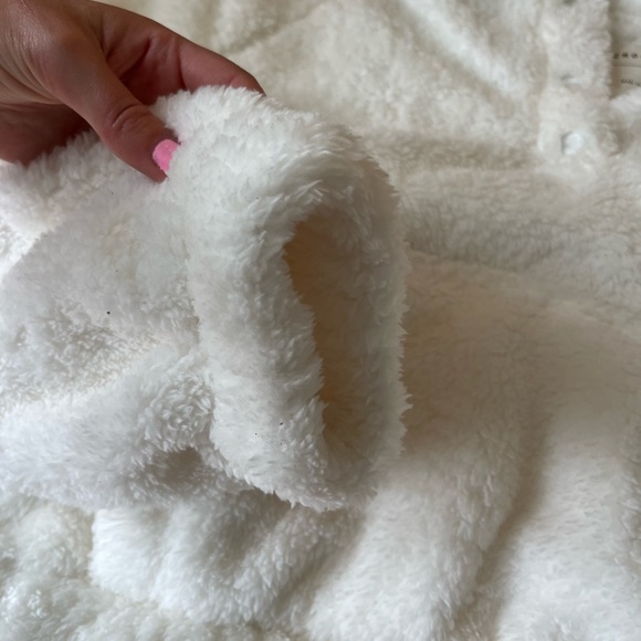 NEVER WORN - White Fluffy Coat - Picture 4 of 5